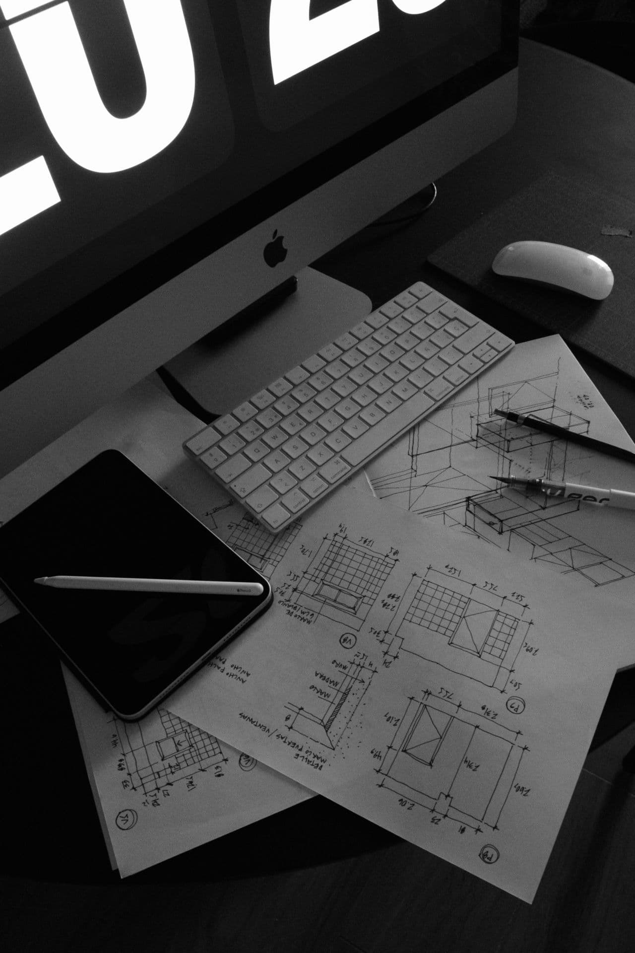 mesa de trabajo con planos de diseño de interiores en Madrid