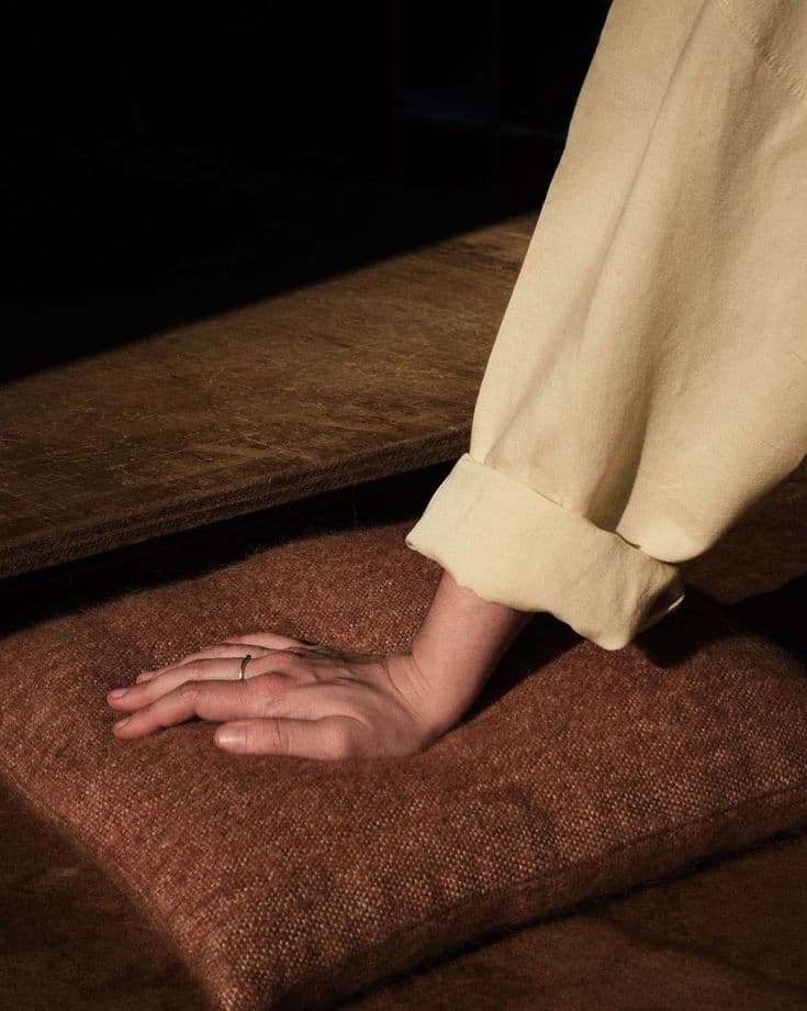 Detalle de mano sobre sillón
